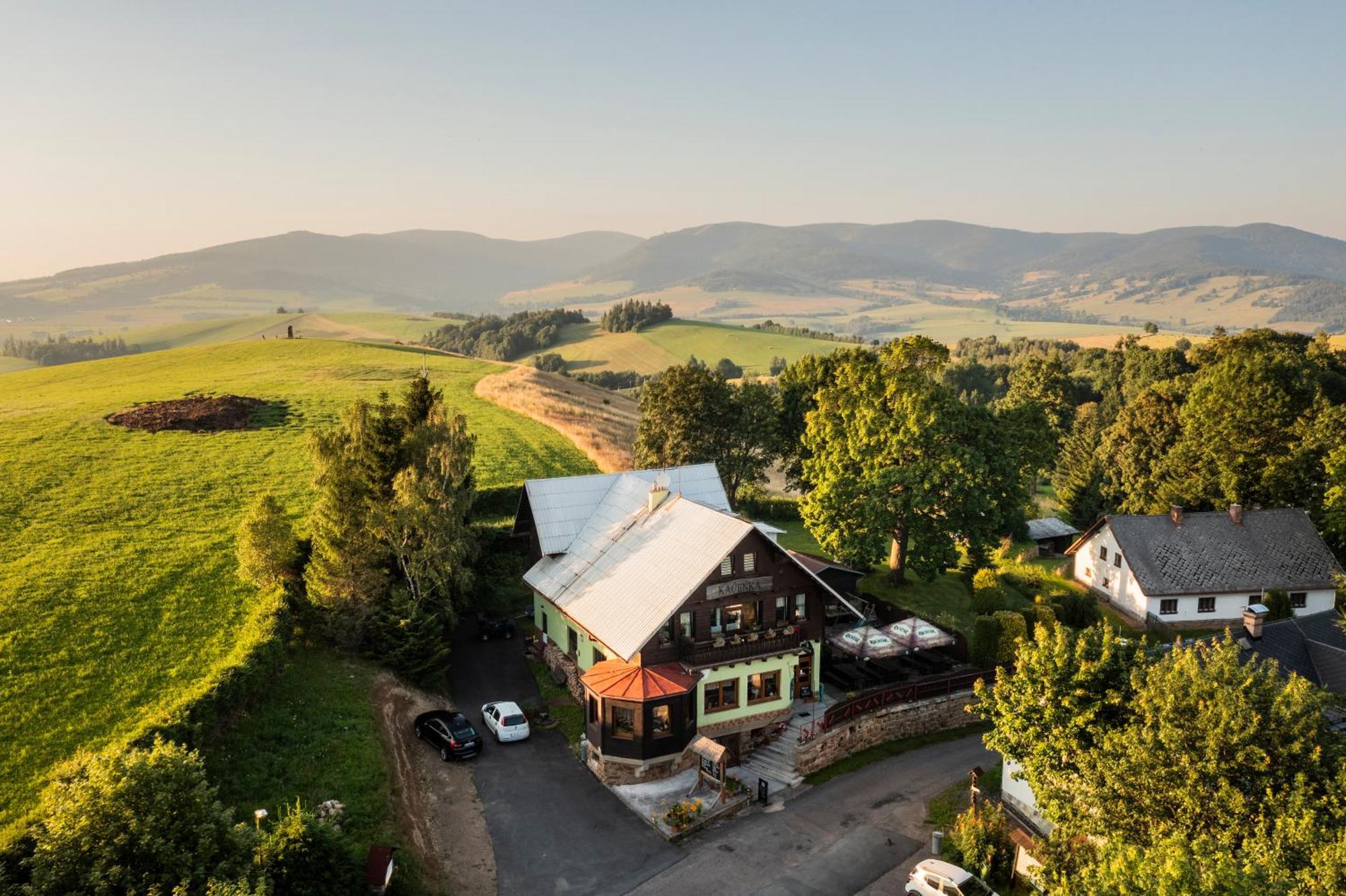 Hotel Kacenka Кралики Экстерьер фото